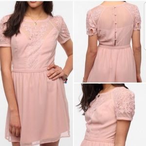 UO KIMCHI BLUE Emma Pink Floral Lace Sheer Chiffon Dress Size 6 Blush Pink